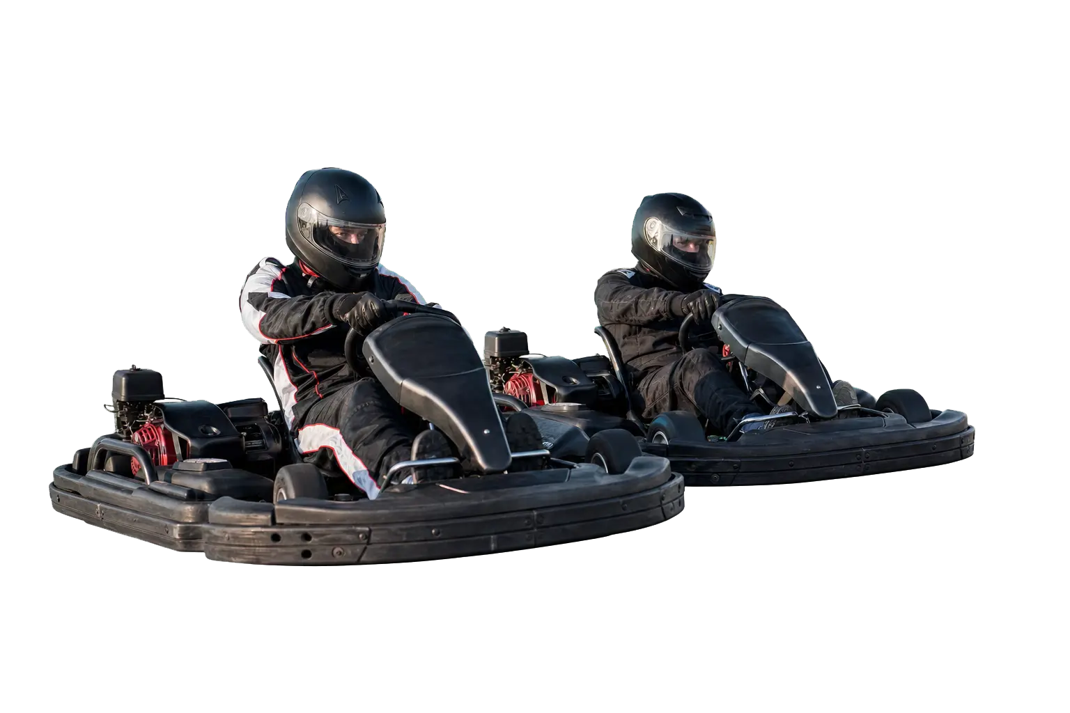 Dois pilotos disputando posição em karts