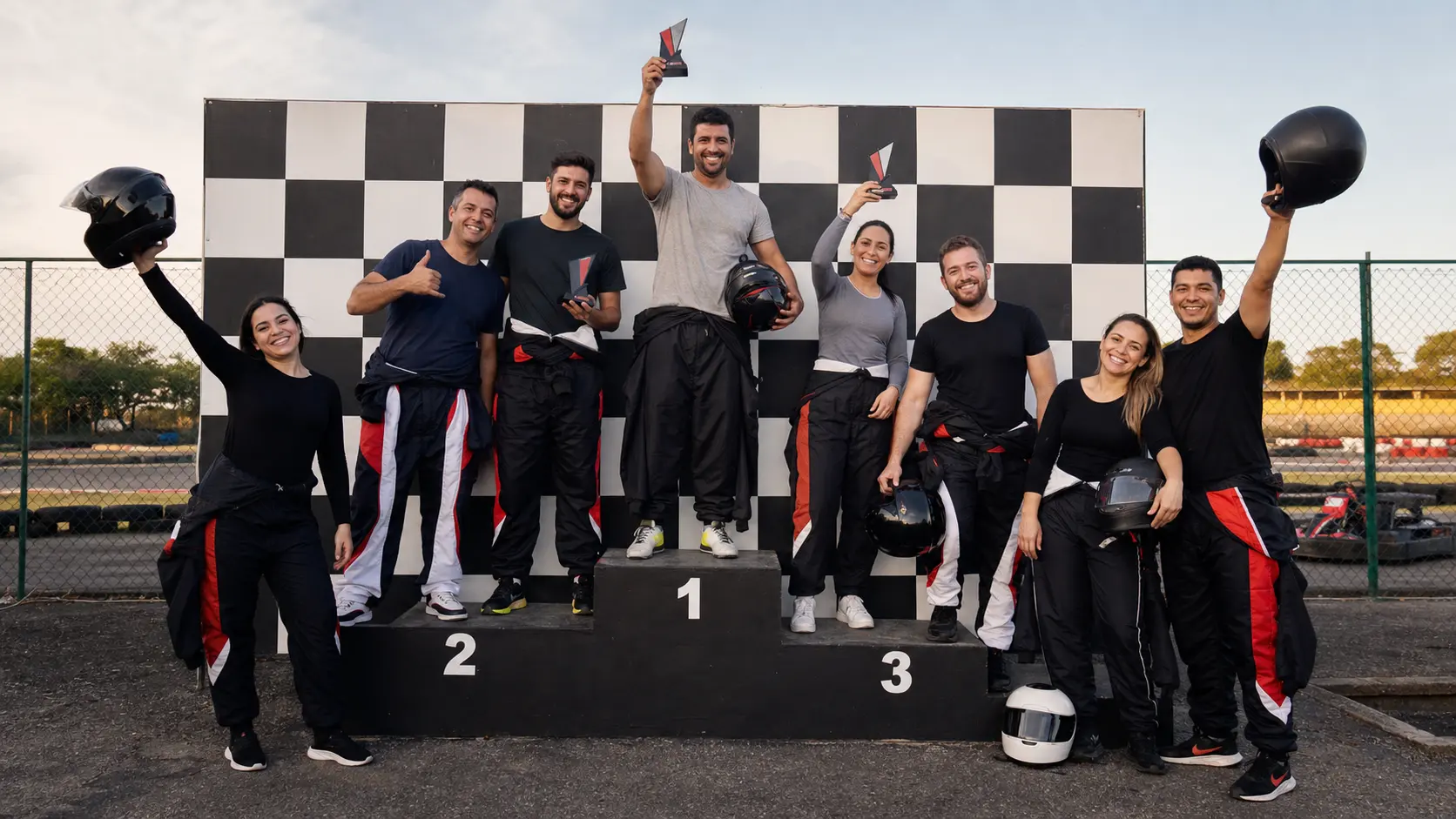Grupo de pilotos celebrando no pódio