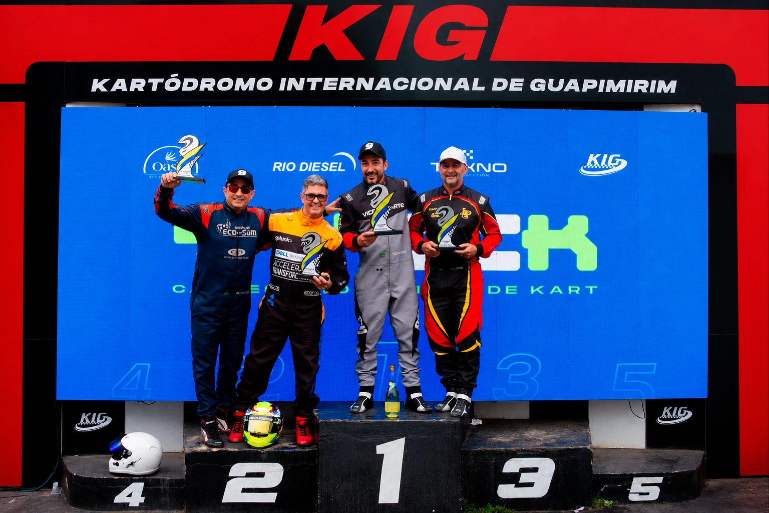 Grupo de pilotos celebrando no pódio
